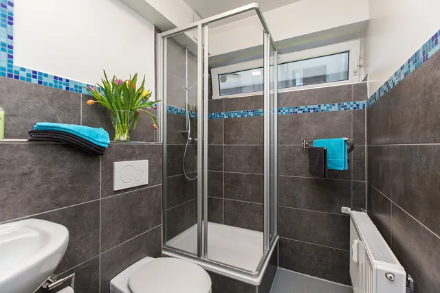 Gemeinschaftsbad mit Dusche, Waschbecken und WC am ehemaligen Standort Hoheluftchaussee