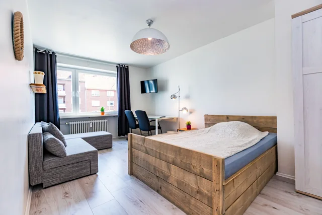 Helles Zimmer mit Bett und Arbeitsplatz am ehemaligen Standort Hoheluftchaussee