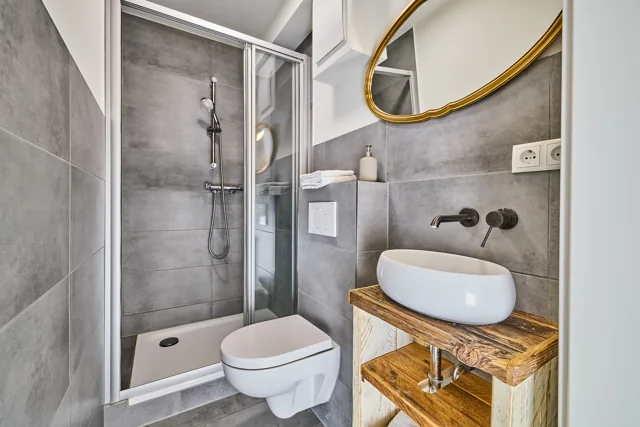 Eigenes Bad mit Dusche und Waschbecken am ehemaligen Standort Martin-Luther-King-Platz