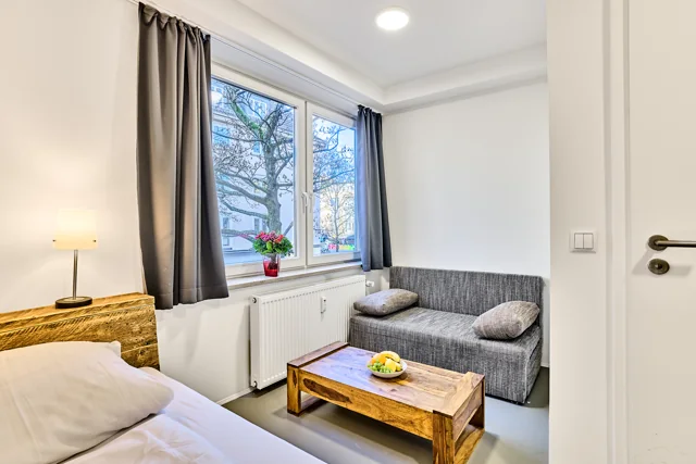 Sofa, Tisch und Fenster im Apartment am ehemaligen Standort Martin-Luther-King-Platz