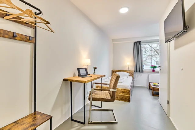 Möbliertes Apartment mit Bett und Arbeitsplatz am ehemaligen Standort Martin-Luther-King-Platz